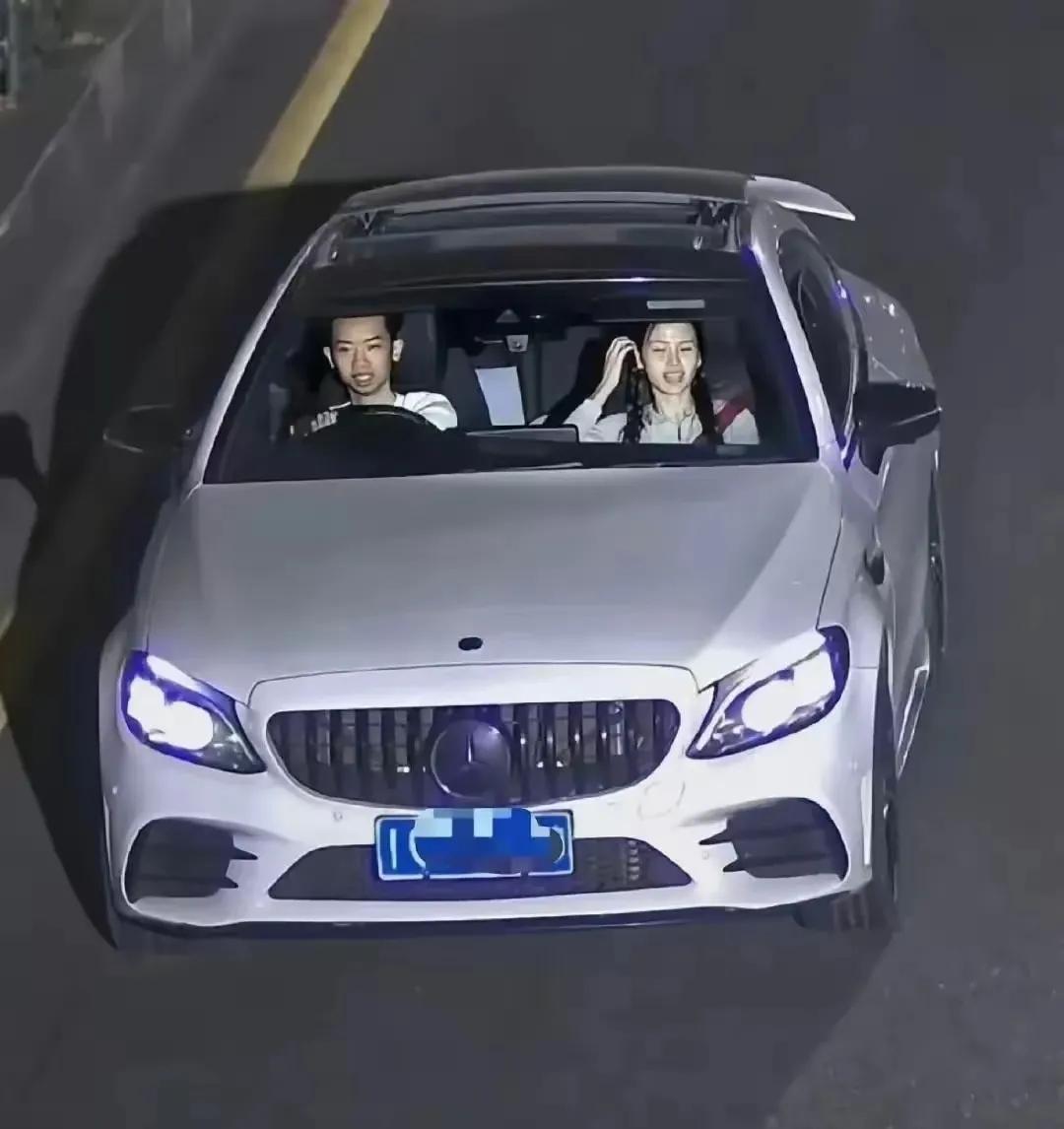 一女子坐朋友车外出游玩，却没想到被罚200元外加扣6分。她感到对不起朋友，非常不