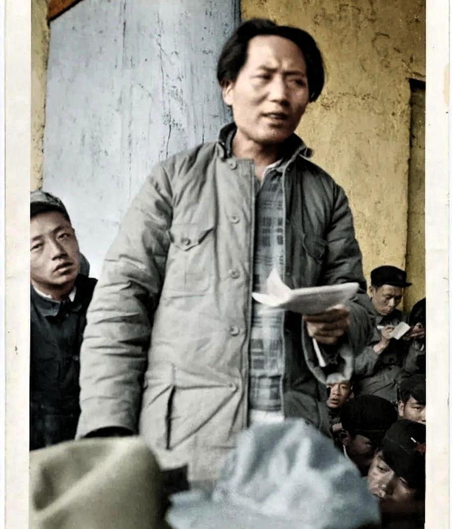毛泽东曾深刻警示全党，党员干部一旦身居高位、贪图物质利益，就极易滋生官僚习气，一