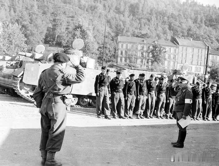 1945年6月10日，挪威特兰杜姆。二战结束后，英军接受了德军“挪威”装甲旅的投