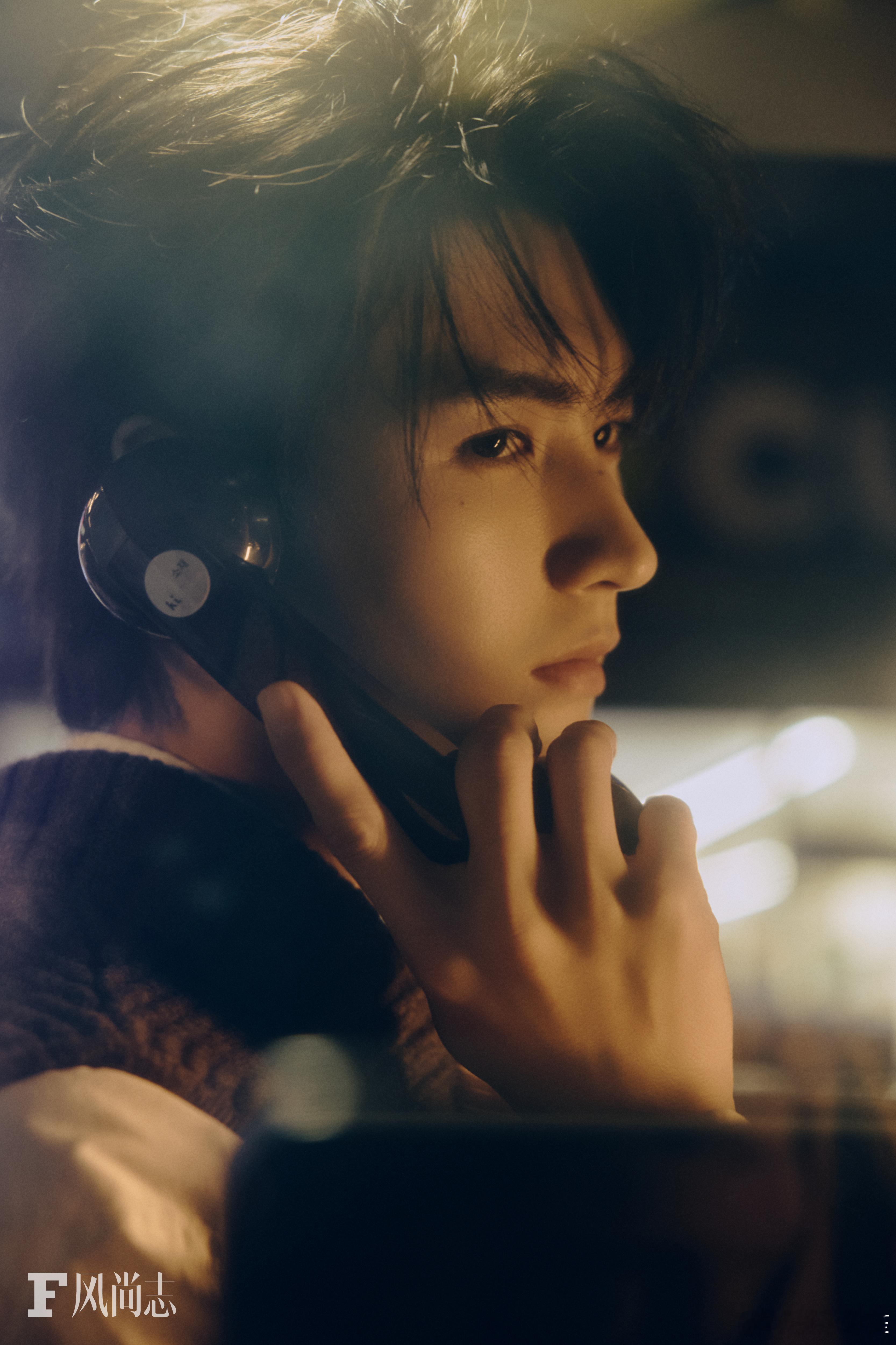 黄俊捷 风尚志2025年11月刊封面。这一组封面拍的真的很好，完美展现美貌了 