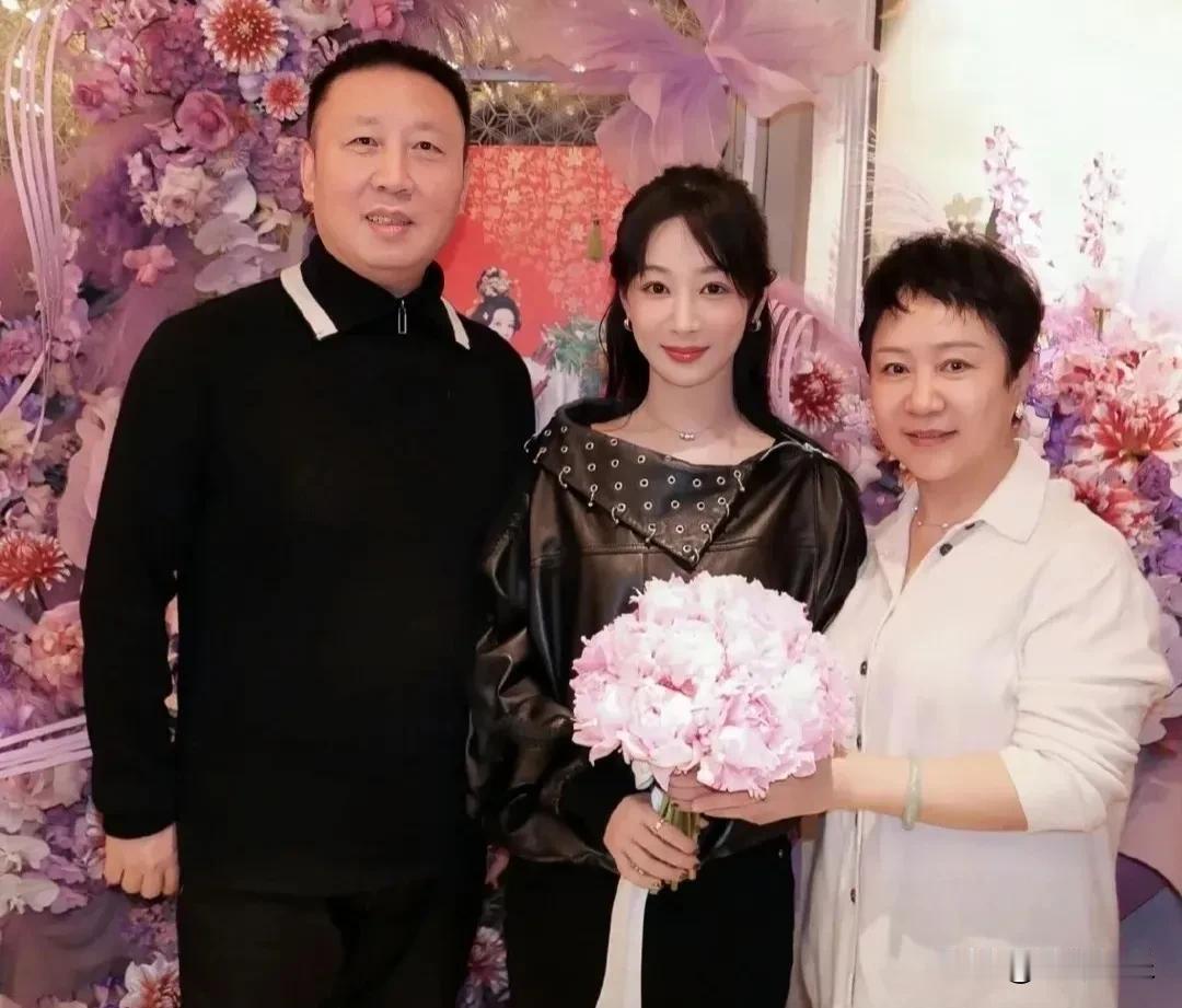 杨紫庆功宴，和父母同框近照！

刚刚过去的白玉兰颁奖礼上，杨紫凭《生命树》里的基