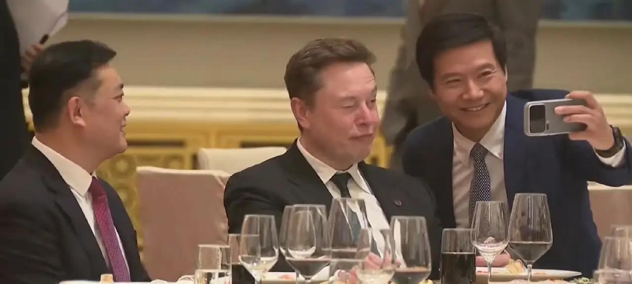 现在马斯克执掌的特斯拉在上海有一家超级工厂，在成都也有一家超级工厂。生产的特斯拉