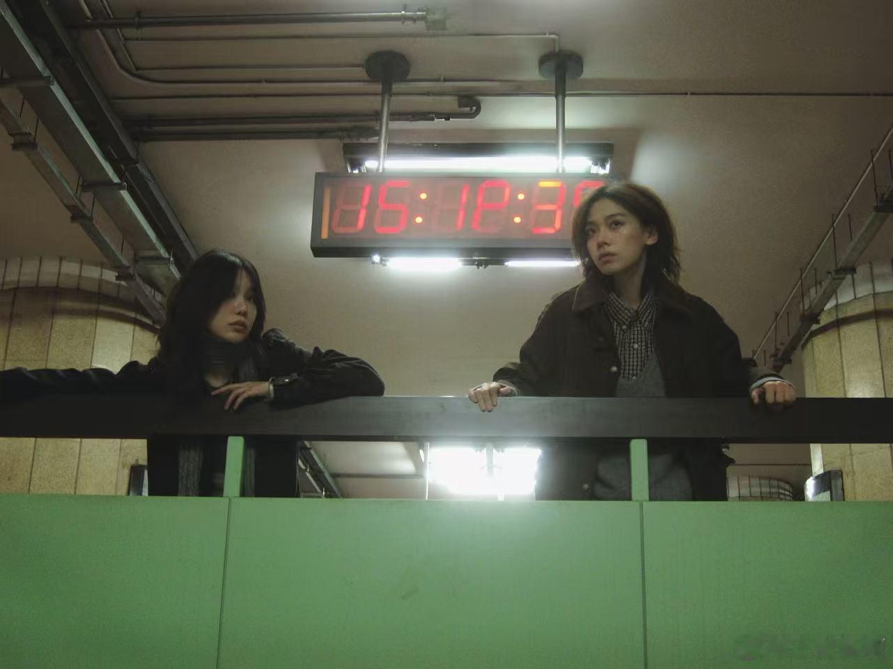 在徐梦洁王晓赟子写真看了段be 千禧风适配度满分，徐梦洁王晓赟子把明媚忧伤的氛围