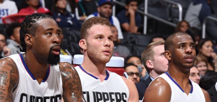 40岁保罗还在深夜刷手机等合同，37岁小乔丹拍着新秀肩膀教他们认输，35岁格里芬