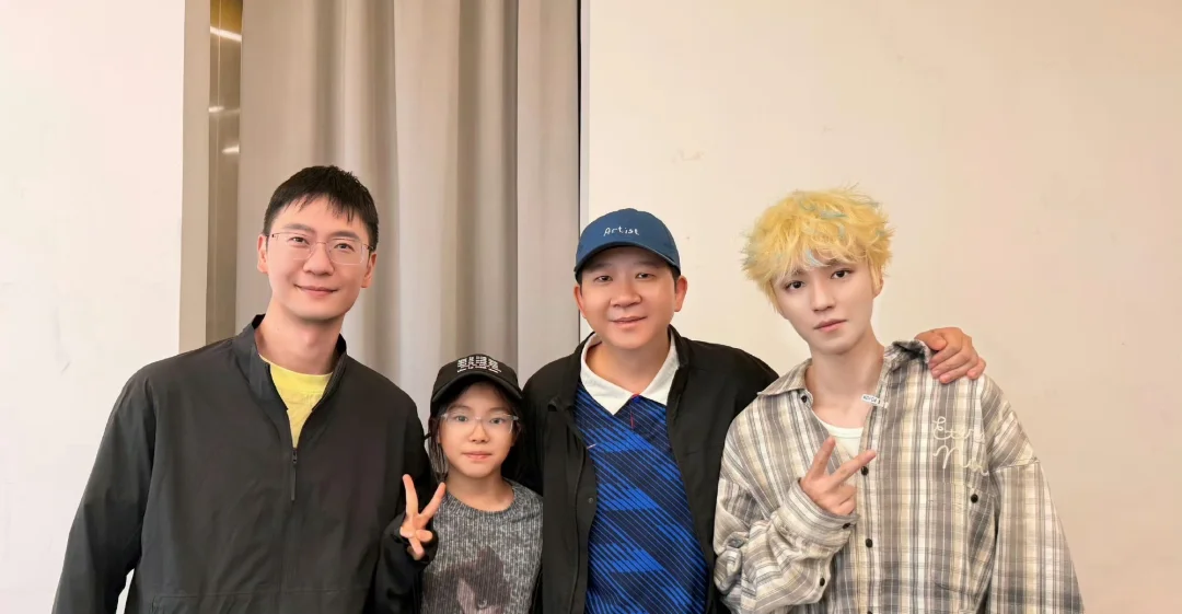 王俊凯演唱会后台合照～