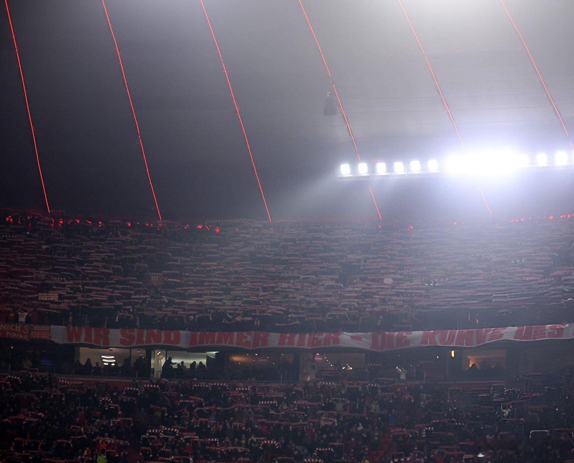 拜仁开场后感觉还是不够兴奋，死忠球迷倒是找到了地方继续看球😂后场几次防守传中让