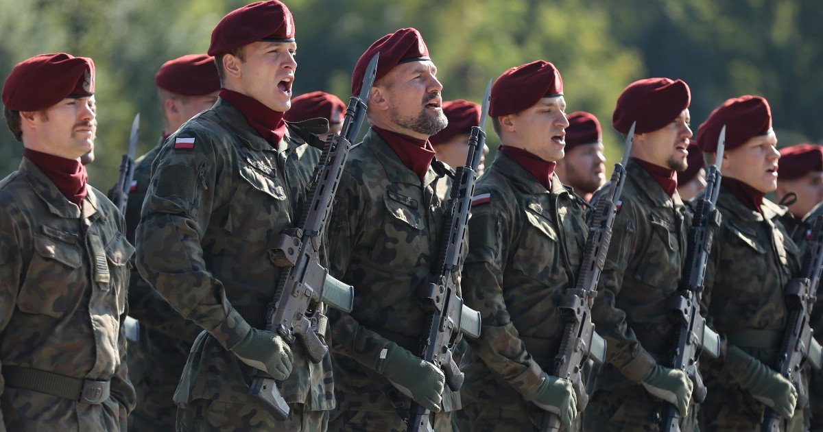 波兰宣布启动史上最大规模全民军事培训计划，面向所有公民开展自愿性国防教育。该计划