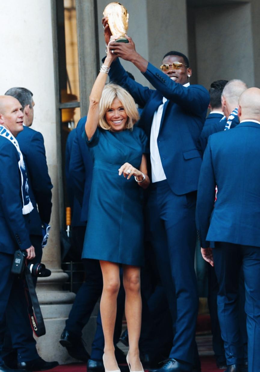 马克龙妻子布丽吉特手举大力神杯时，满脸的笑容很开心啊！
布丽吉特是不是也体验了一