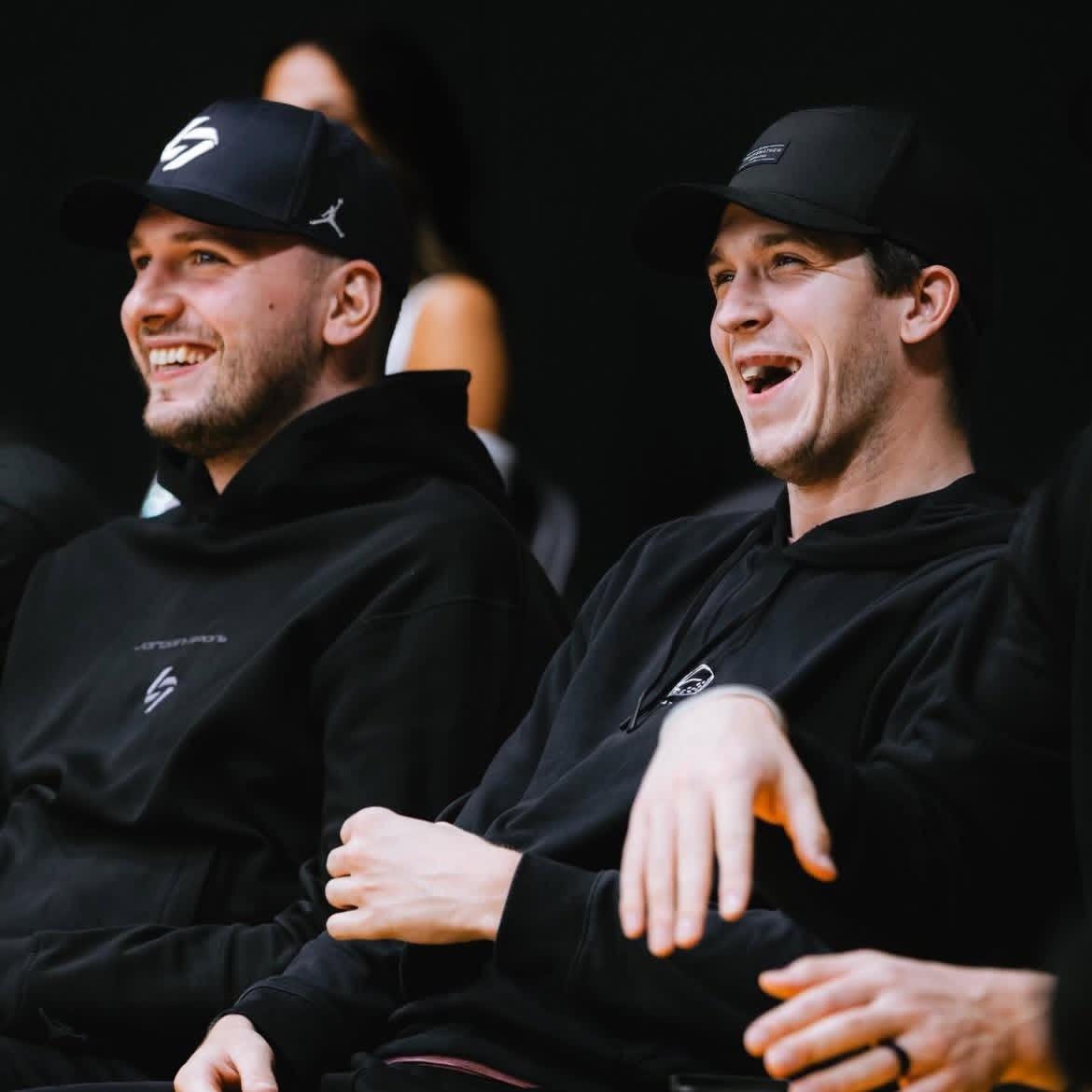 东契奇和里夫斯去看布朗尼发展联盟比赛了。洛杉矶湖人春晚勒布朗詹姆斯