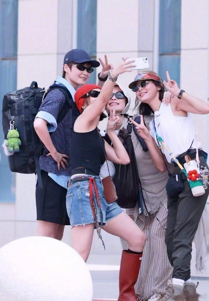 辛芷蕾李宇春高叶倪妮比耶合照向野的我们新疆库车路透 四大美女姐姐同框比耶谁顶得住