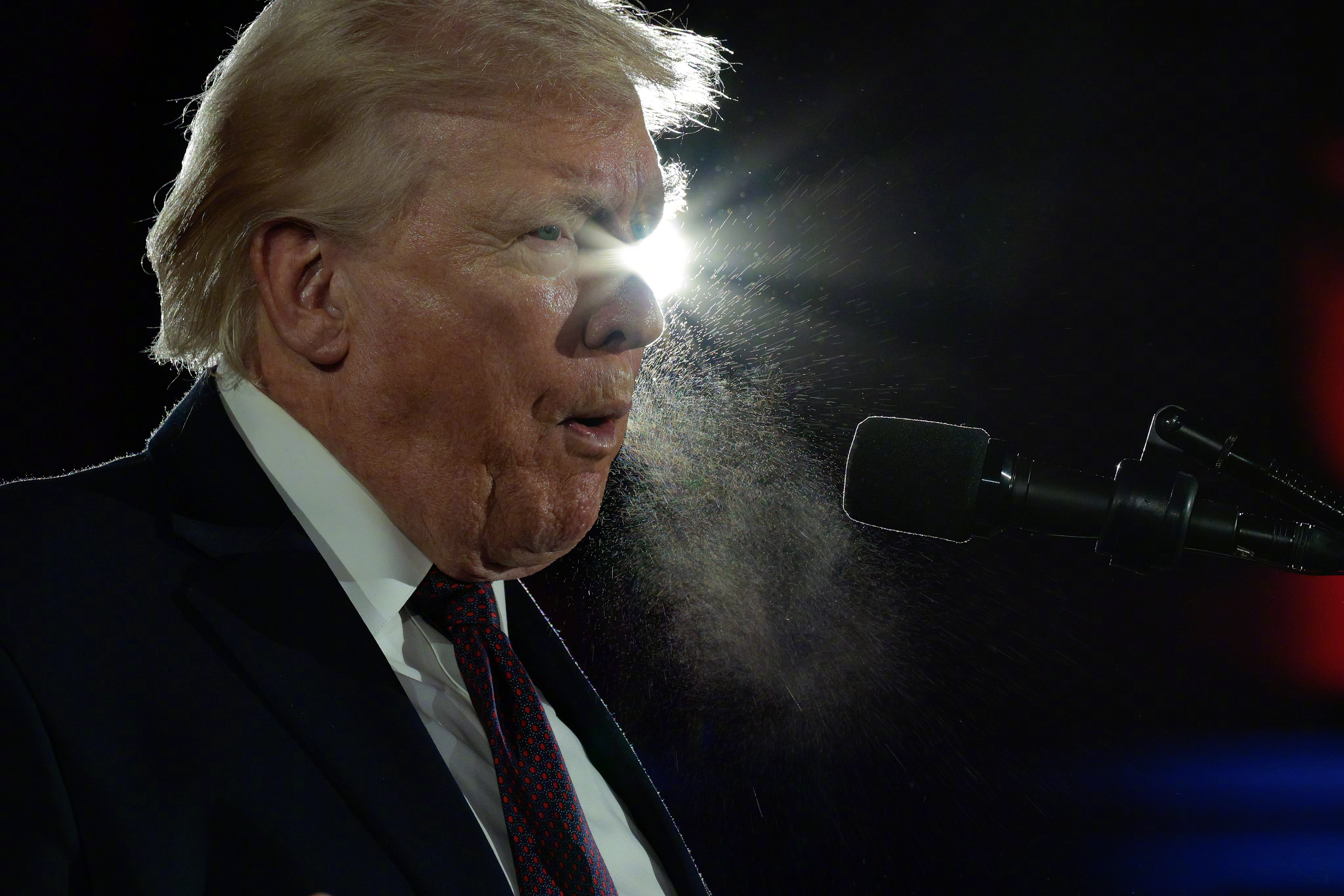 昨晚特朗普讲话时，唾沫星子四处飞溅(Chip Somodevilla/Getty