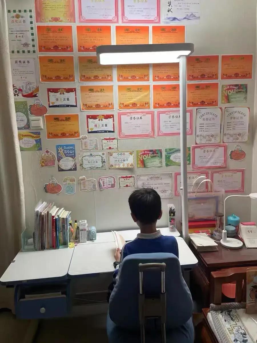 今晚，我还是非常开心的，因为经过了4个月的打卡，每周一三五晚上带着分析和鉴赏文章