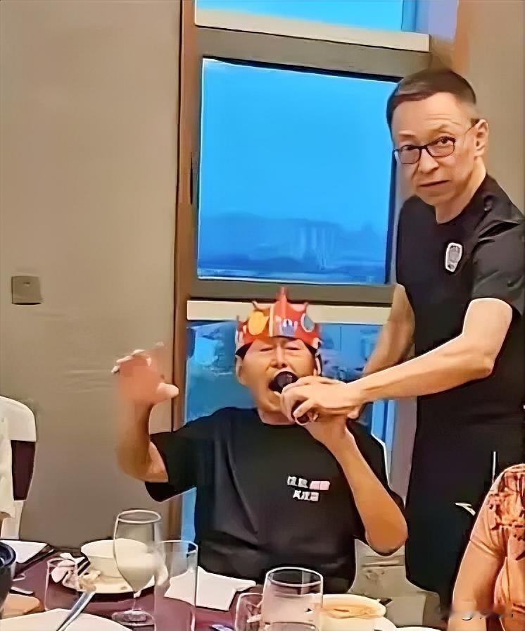 有钱就不说了，
人家还特别聪明，
特别聪明就不说了，
人家还特别帅气，
特别帅气