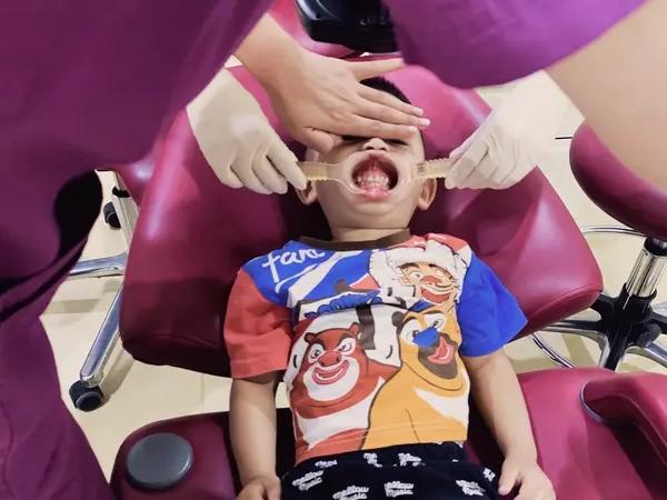 🔥揪心！6岁娃跨省千里来昆明看牙，家长直呼后悔太晚懂。广西6岁男孩，蛀牙严重到