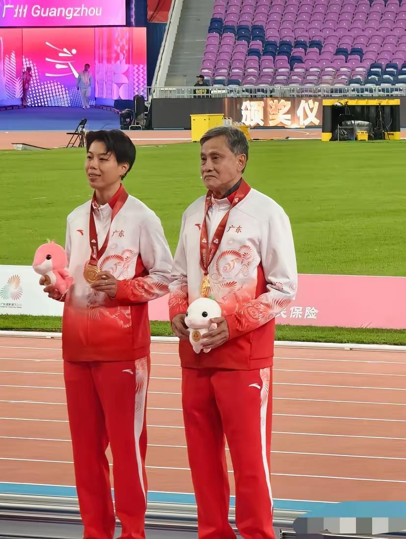 一句，她没有教练，​道尽了多少的心酸，令人泪目！

​没有人知道广东队几乎是抱着