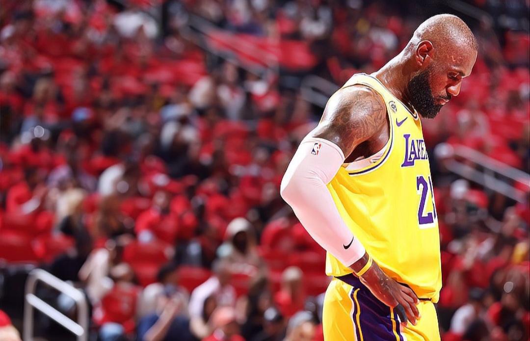 北京时间4月25日，NBA季后赛首轮G3上演戏剧性一幕。休斯顿火箭在常规时间最后