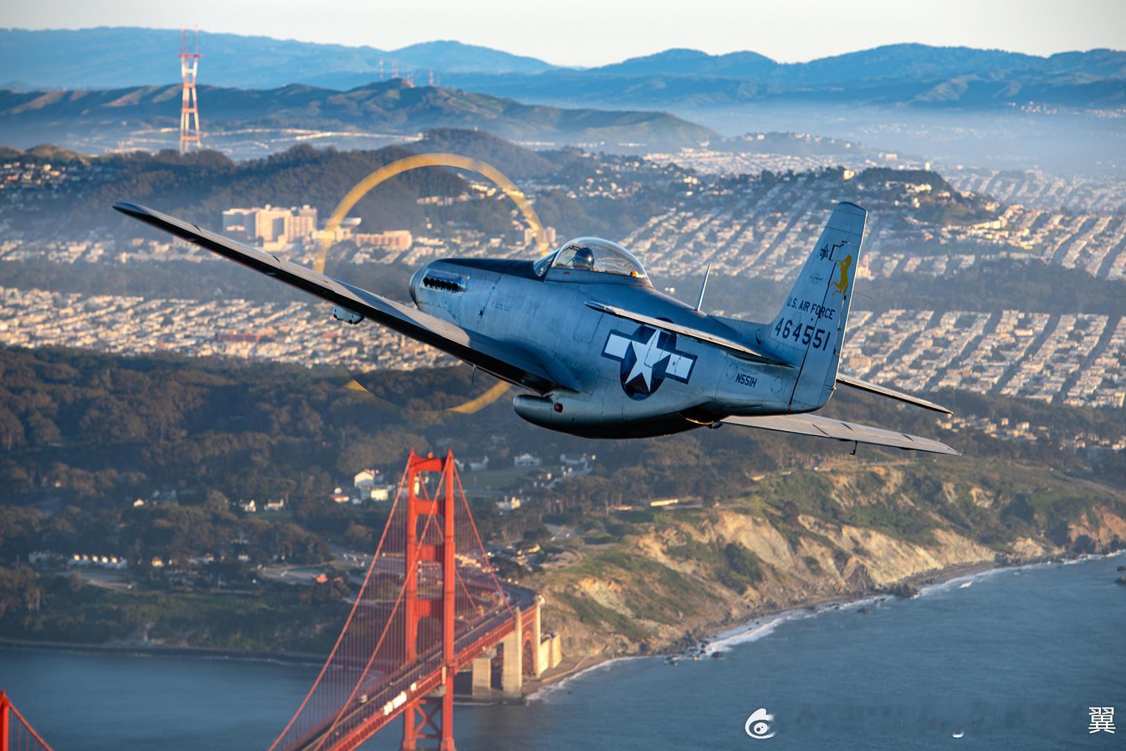 P-51H飞越金门大桥 ​​​