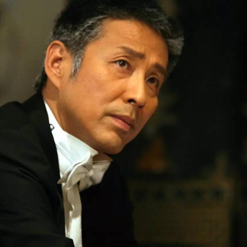 主持人，杨澜，采访陈道明，你那些同班同学，谁比你出名早啊。陈道明说，没有，他们还