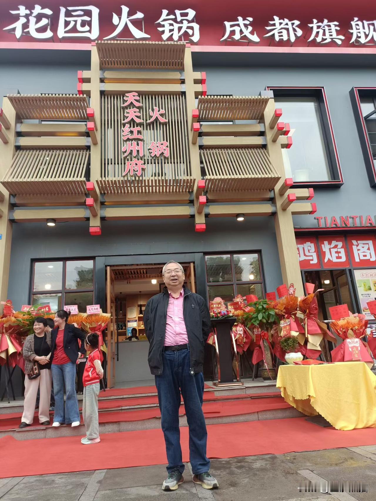 胡门三兄弟精心打造“天天红州府火锅”品牌。
位于成都九里堤中铁二局小区楼下的“天