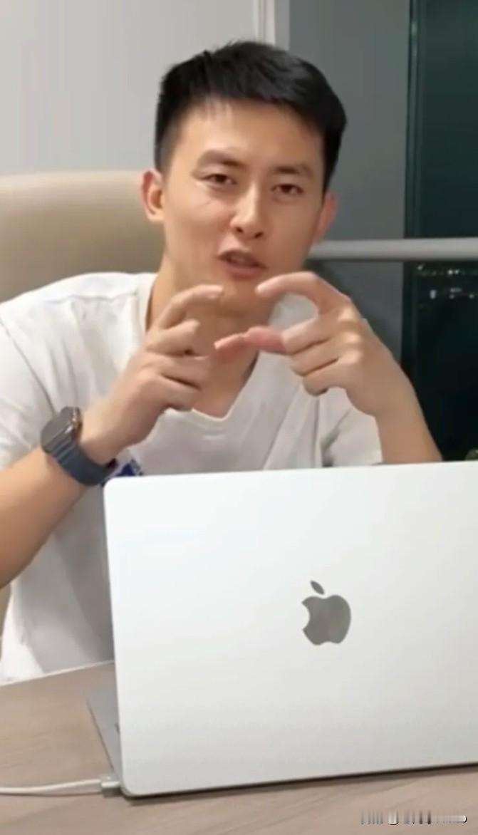 武亮出院后首次回应网友，澄清做的是肝血管瘤切除手术，切除六分之一肝脏，术后暴瘦二