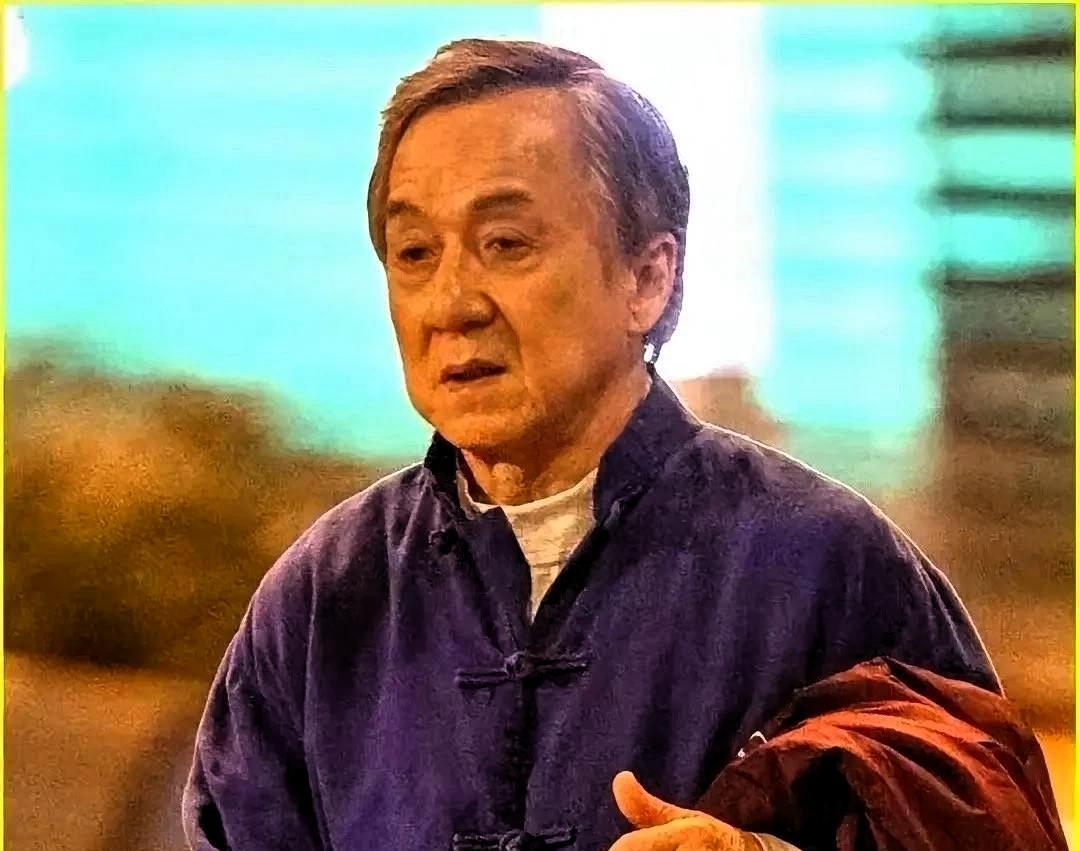 那台关不上的“发动机”，在成龙脑子里轰鸣了69年。
他终于戳破了“硬汉”神话，承