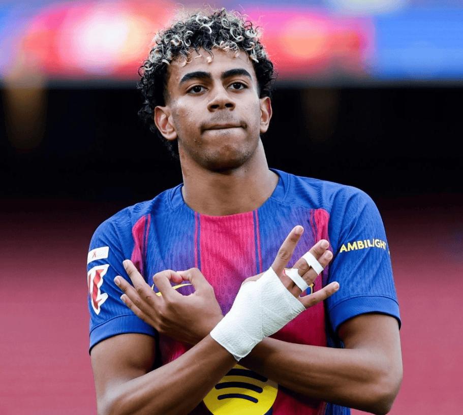 西甲豪门火力全开！
巴萨4-1守住榜首，
18岁的亚马尔戴帽创纪录！

北京时间