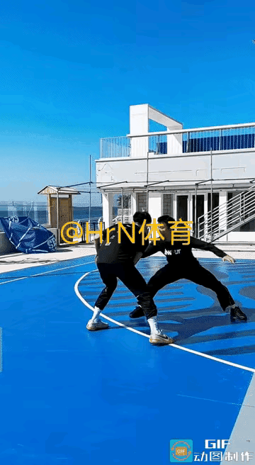 还可以在三分线外一米处二次起飞。[震惊]