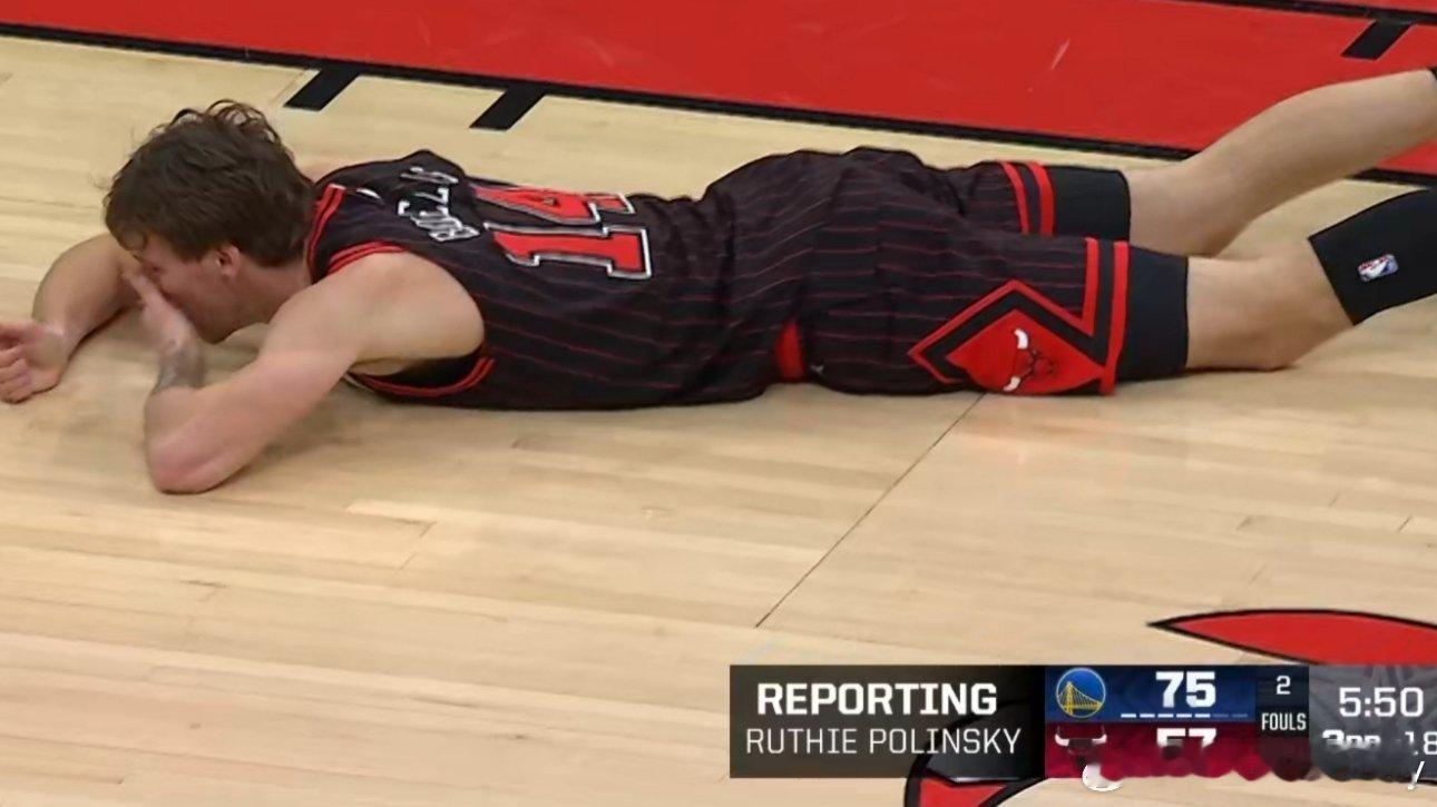 撞到鼻子，布泽利斯这痛得我也能体会