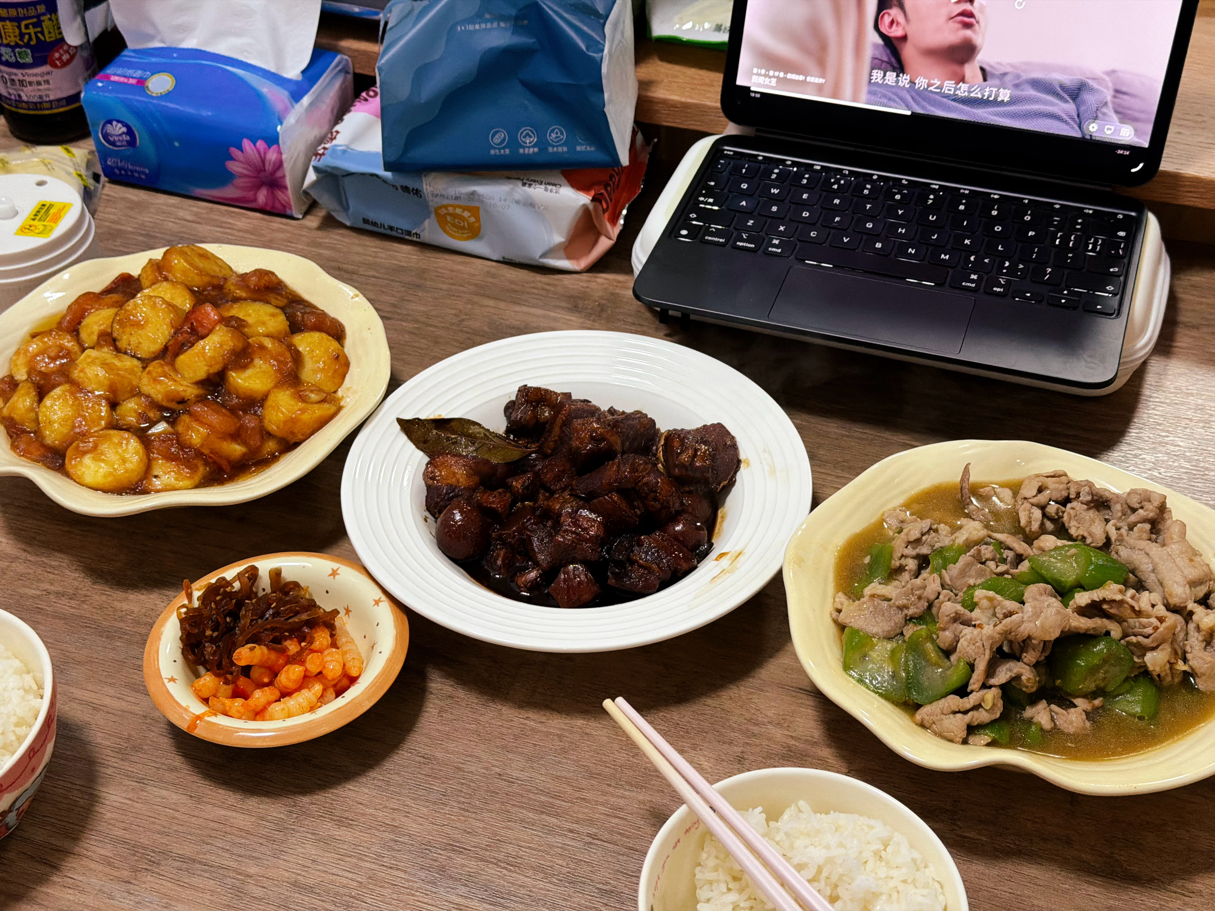 今日份菜系：红烧肉，红烧日本豆腐，丝瓜炒肉。嘎嘎美味