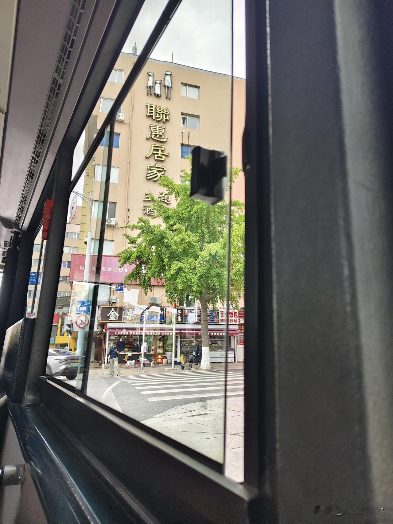 无意中发现市政府后身这家联惠居家这牌子还在，不过这个是主题酒店，不过曾经联惠家居