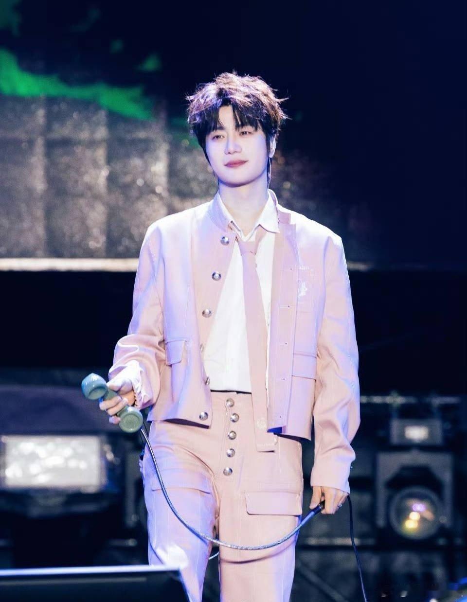 陆虎我们不说浪漫我们说TaT陆虎式浪漫：不说爱你，只说TaT！台上台下的对望，拆