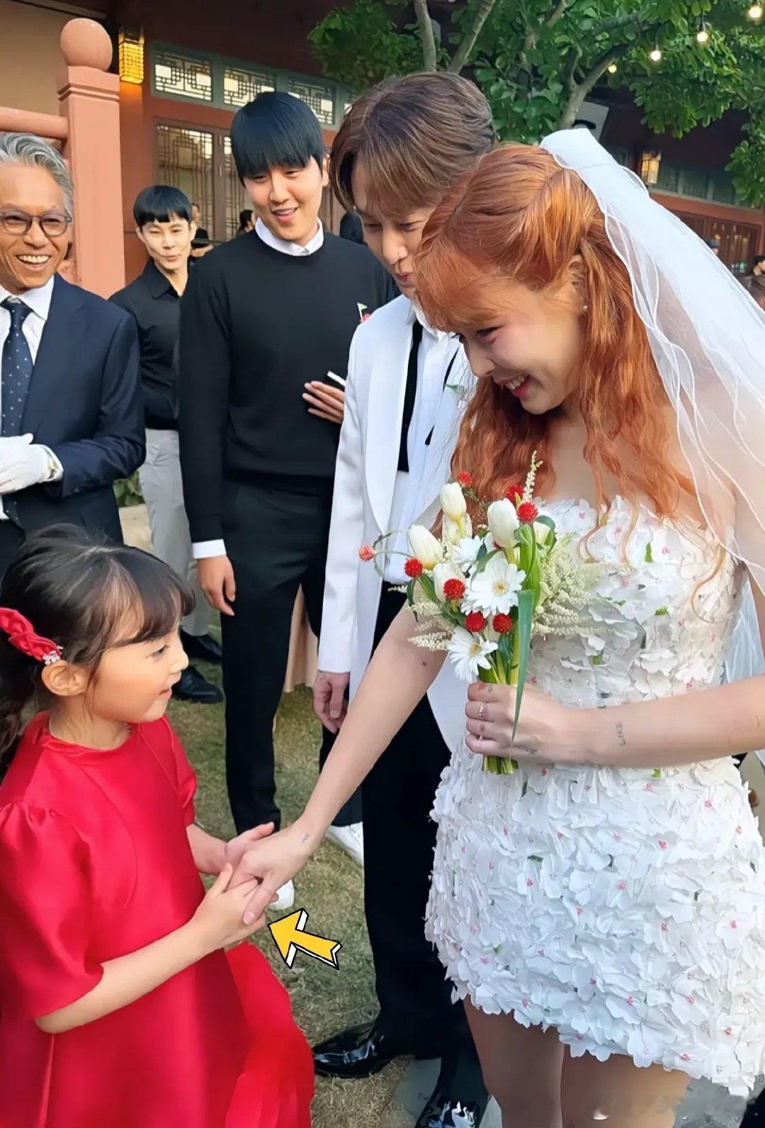 #金泫雅迷你婚纱裙#泫雅婚礼上穿迷你婚纱裙简单大方，充满了小巧思，没有做指甲，她