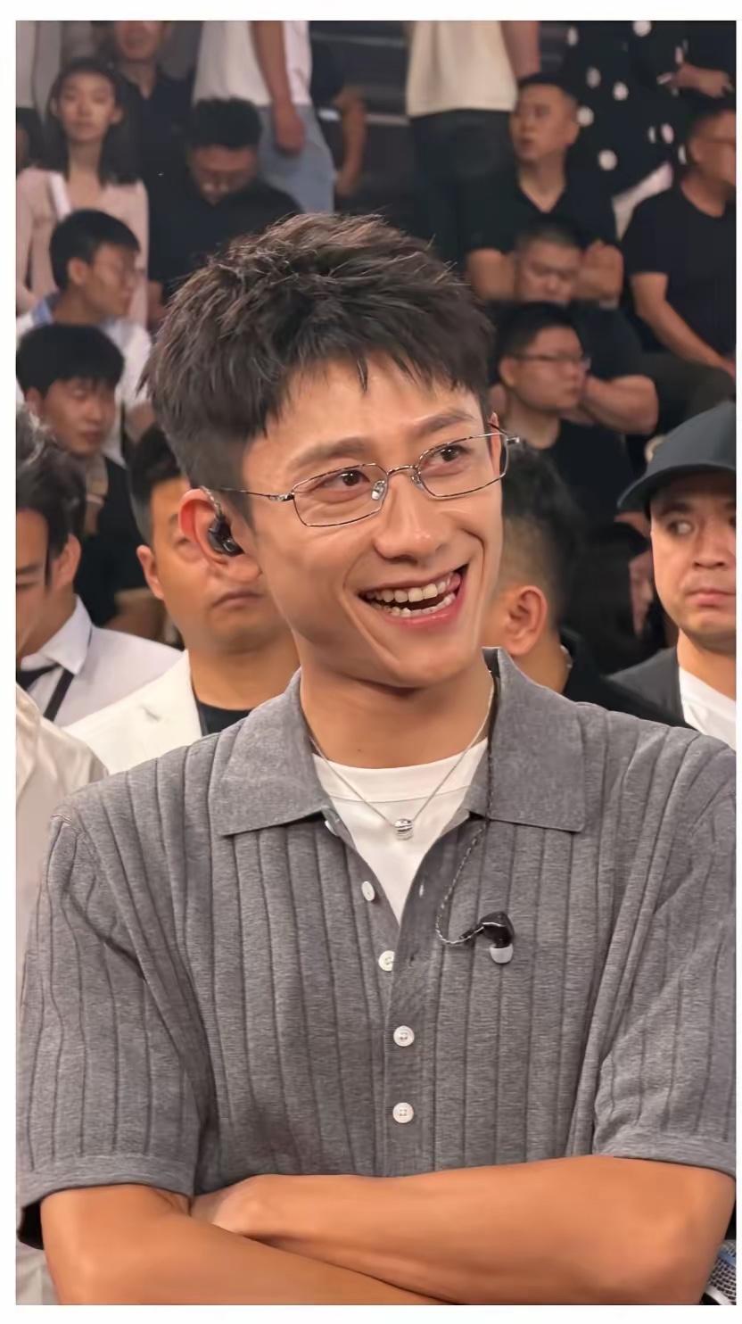 张一山，这个眼神这个微笑，是看到杨紫了吗？