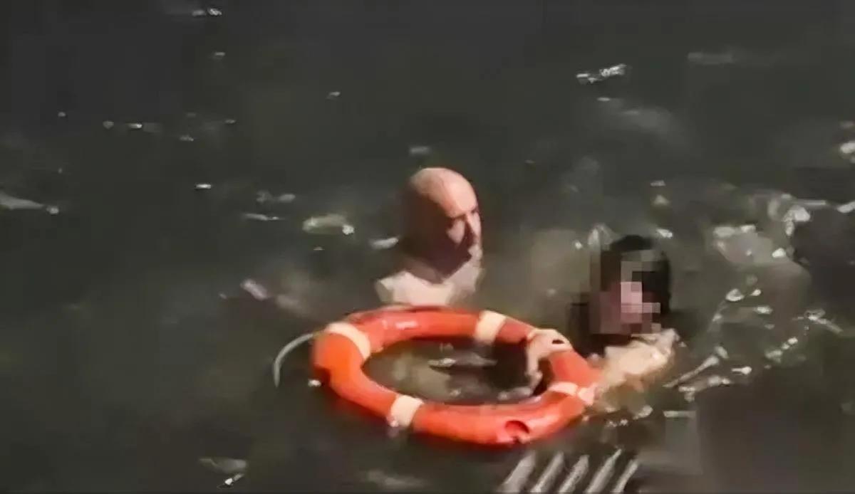 屈臣氏高管跳海救人！

这位外国大叔啥来头？

11月19日晚，香港红磡海旁有女