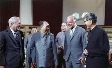 毛主席的待客之道！1974年5月25日，毛主席在中南海会见了英国前首相希思。在双