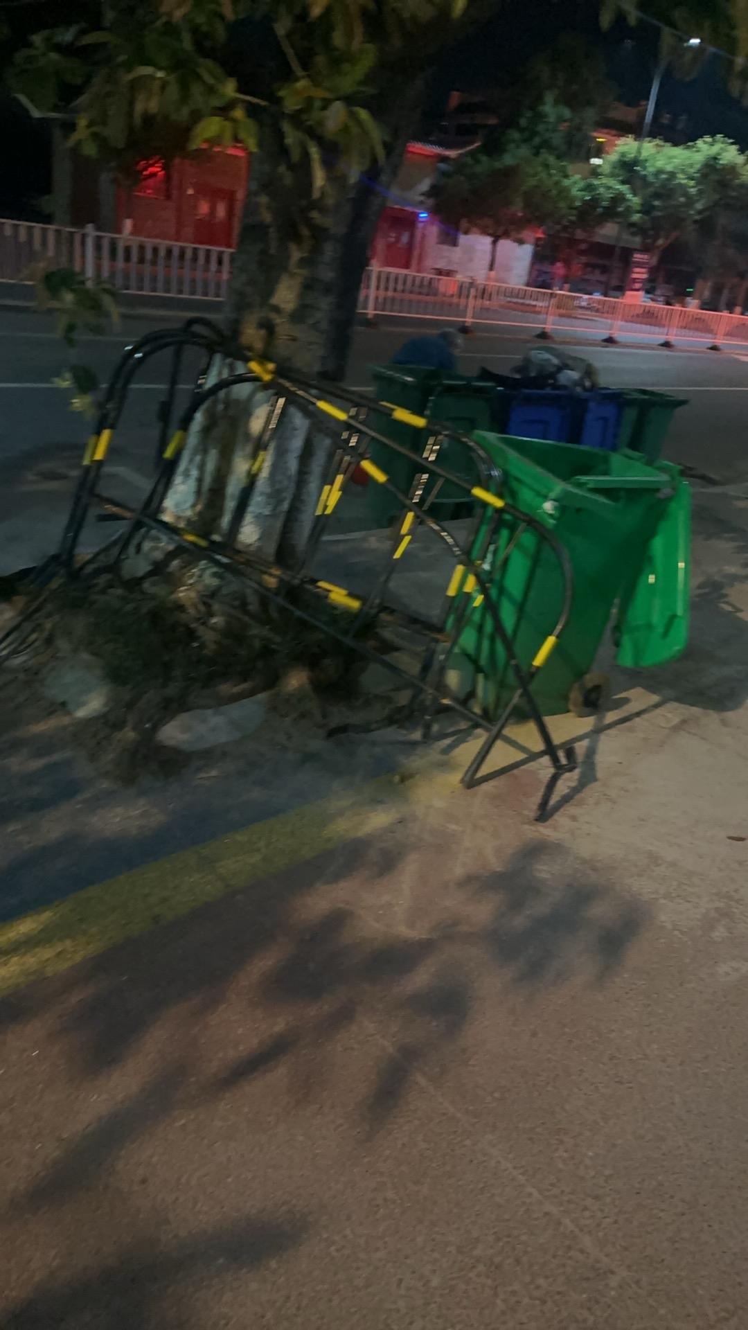晚上没事的时候跑了一下步。结果发现有老人在那翻垃圾桶。比如这位头发发白的老人，他