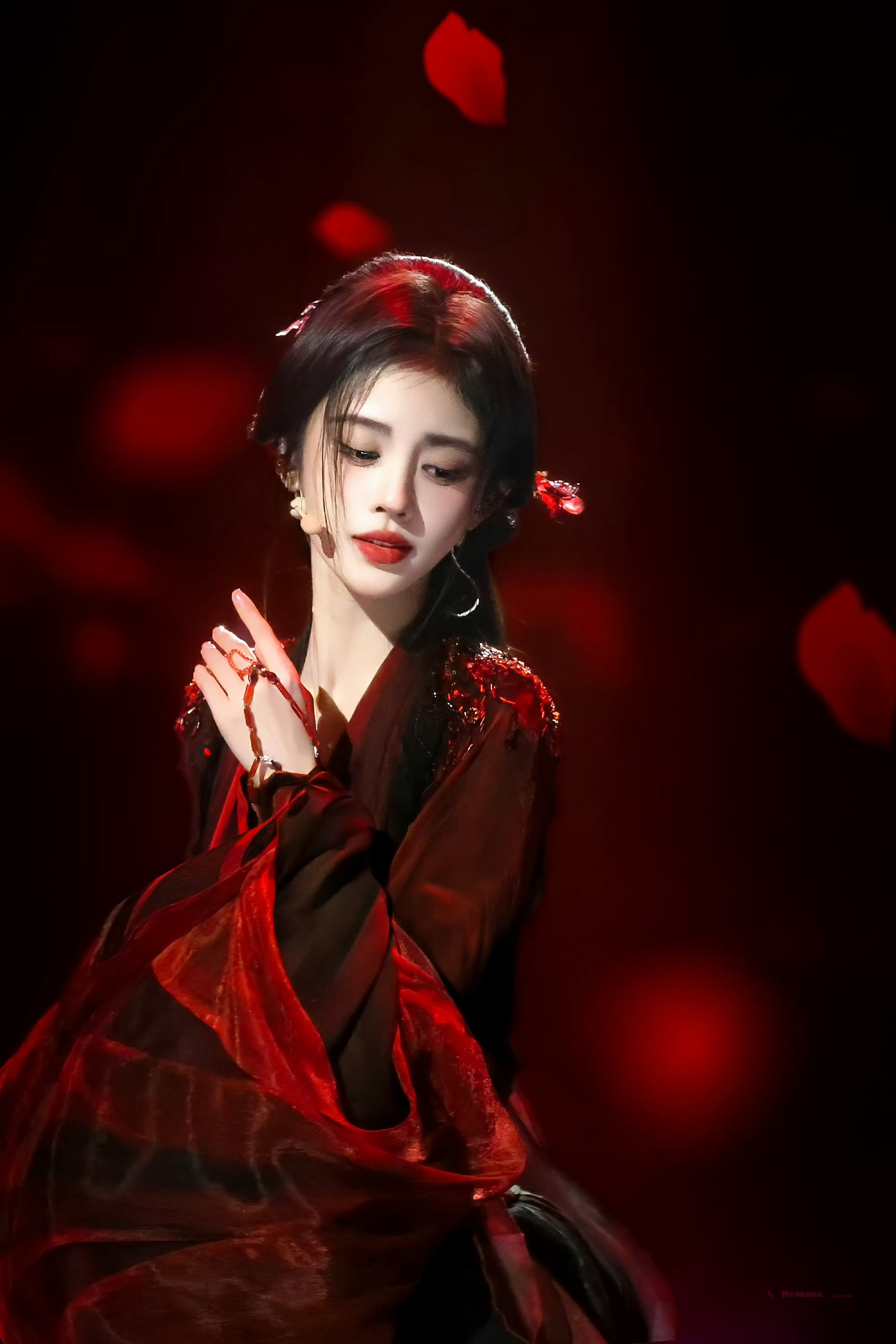 丝芭起诉月鳞绮纪承制方一部投资不菲、演员阵容亮眼的作品，本该专心拼口碑，却被卷入