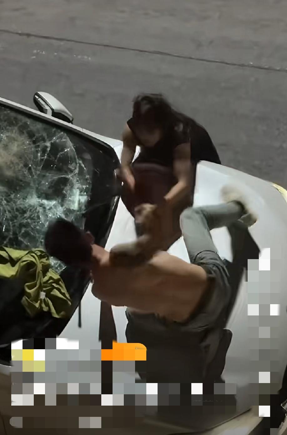 黑衣女子出轨宝马男，老公发现怒砸车。两个男的都有过激行为，老公死命砸车，宝马男看