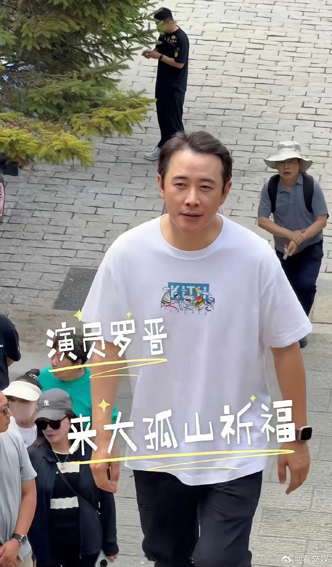 罗晋发型罗晋这个发型偶遇静心祈福的罗晋，抛开舞台剧集里的亮眼形象，回归平淡日常，