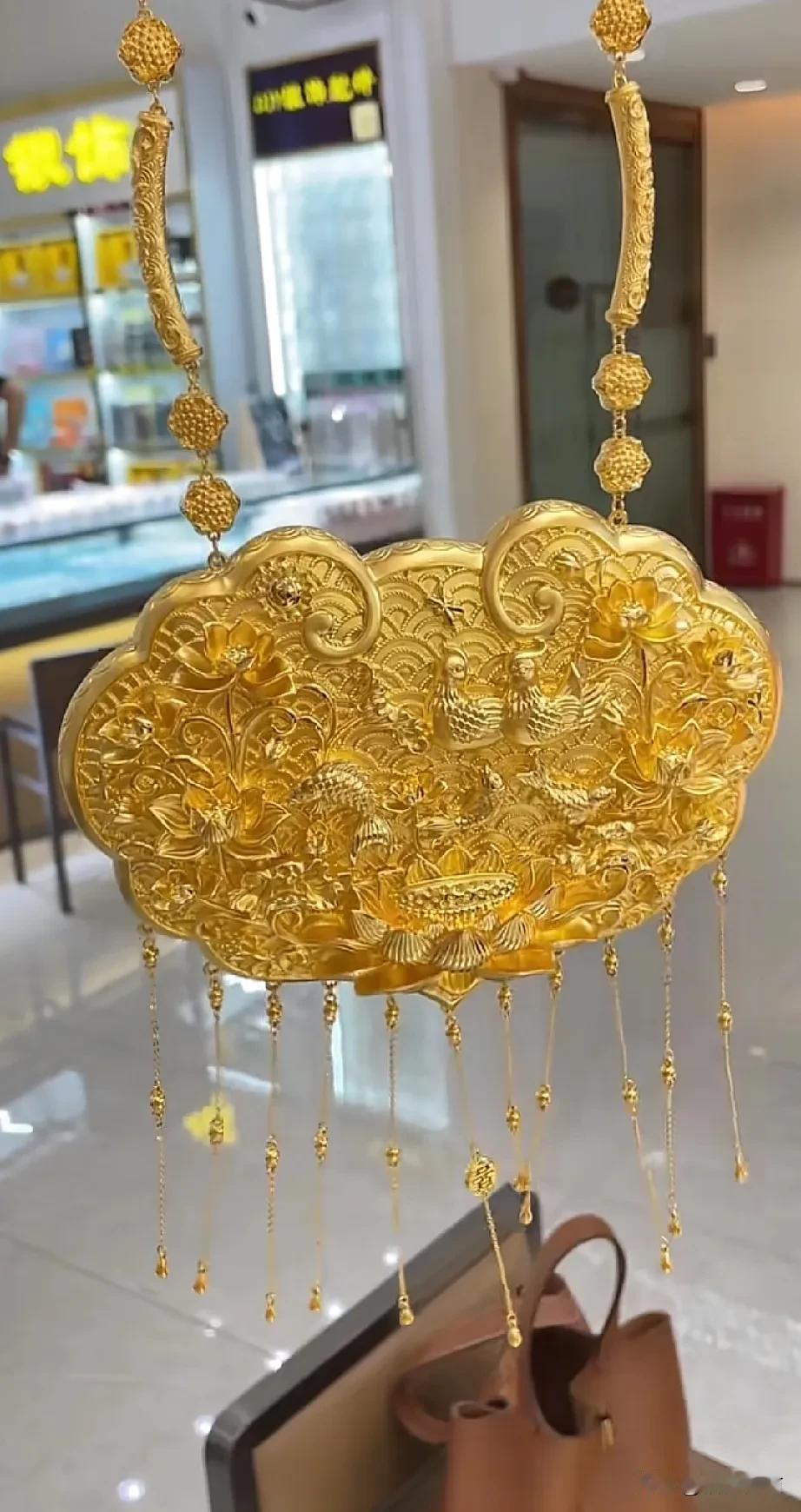 除了结婚时的那对金戒指，我们夫妻这些年家里一点金也没有买。

虽然是这样，但今年