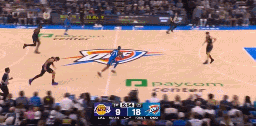 难评！东契奇摊手抱怨目送亚历山大反击得分！
在今天NBA常规赛湖人对阵雷霆的第一