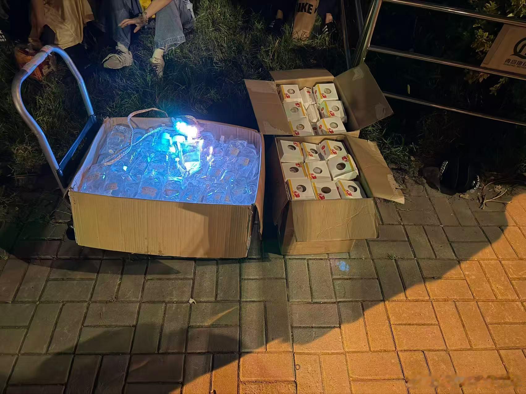 橹穆 橹穆 心率难掩爱意 防暑补给送达💧由于现场高温且场馆禁止带入瓶装水，包店