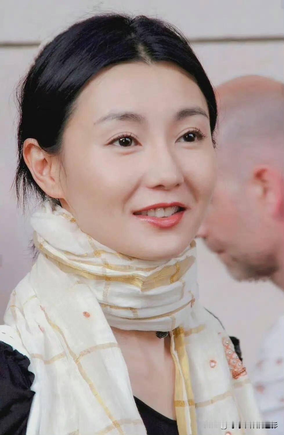 张曼玉：岁月偏爱的“松弛感美人”📸
镜头里的她
还是当年《花样年华》里
那个眼