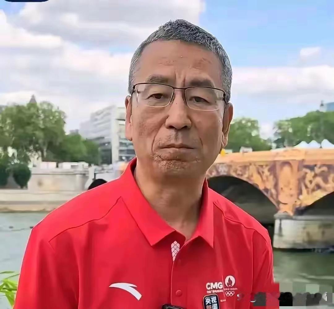 白岩松怎么这么显老，才五十五岁，看上去感觉像74周岁的张艺谋一个时代出生的。据说