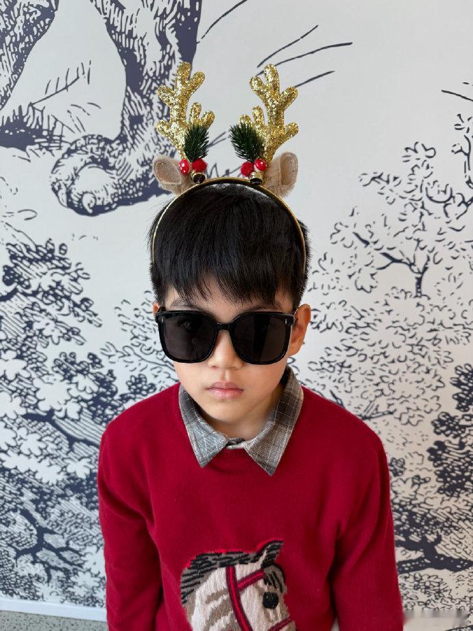 陈妍希周扬青合照陈妍希周扬青一起过圣诞陈妍希晒出的照片里，和周扬青的同框满是闺蜜