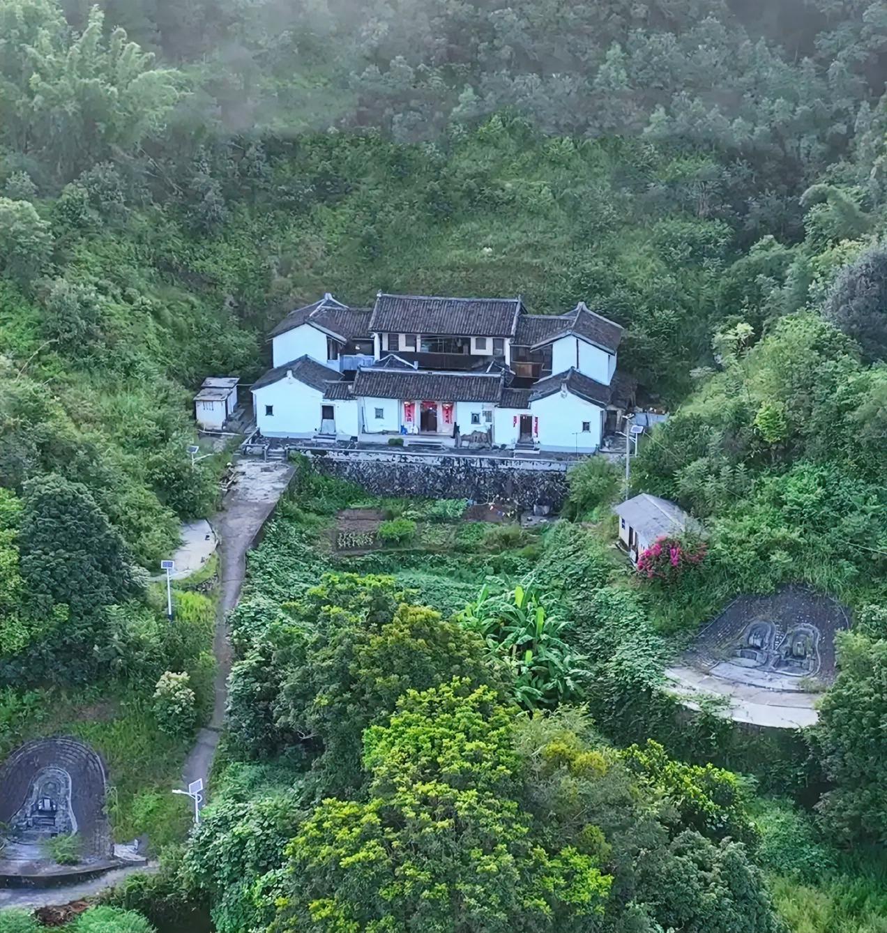 粤北山区，当地的大户人家。
生存环境这么差，为啥不搬出去？