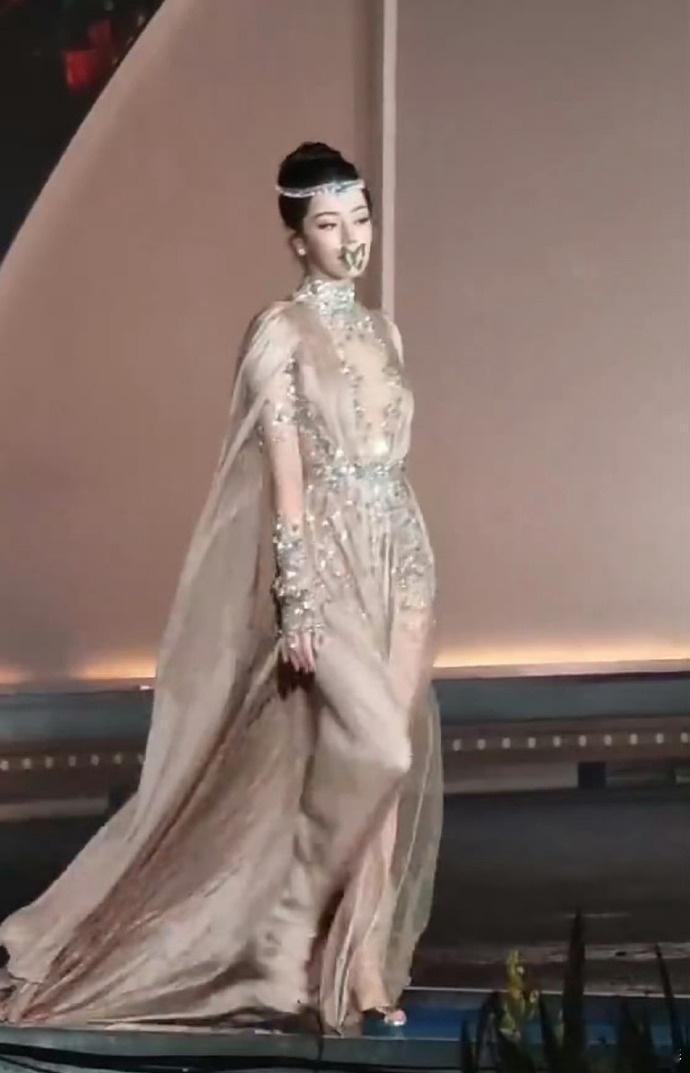 迪丽热巴满钻高定看现场饭拍更有感觉，走动起来裙摆流光，满钻跟着晃动，光影变化特别
