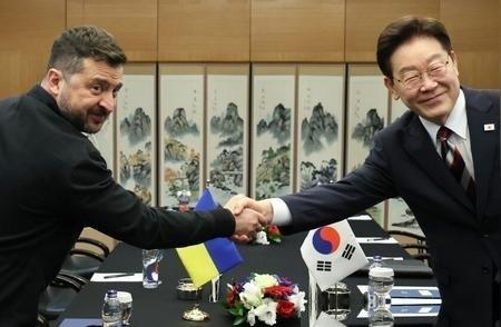 韩国原本想低调处理两名朝鲜战俘，却被乌克兰推上国际舞台：韩乌之间原本谨慎安排被公