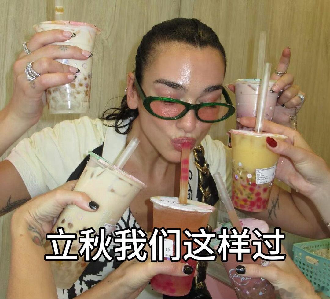 到底谁发明的秋天的第一杯奶茶全网都在等秋天的第一杯奶茶，到底是谁掀起这波热潮。没