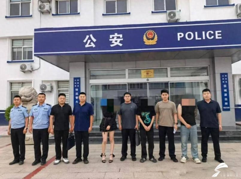 “掉进陷阱了！”山东滨州，一男子在酒店约会女网友，正当男子脱衣准备和女网友激情一